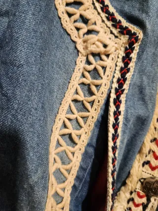 Cazadora vaquera con adornos étnicos