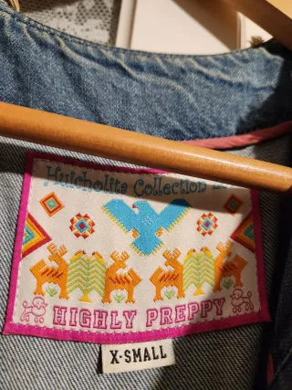 Cazadora vaquera con adornos étnicos