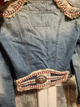Cazadora vaquera con adornos étnicos