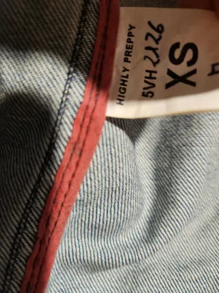 Cazadora vaquera con adornos étnicos