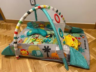 Parque de juegos infantil con juguetes