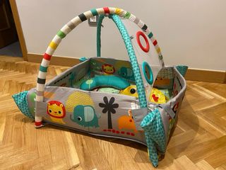 Parque de juegos infantil con juguetes