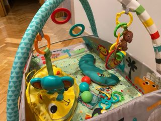 Parque de juegos infantil con juguetes