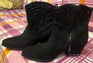 Botines negros con tachuelas