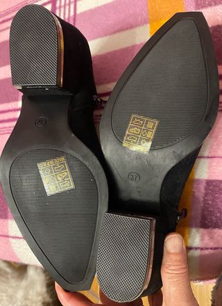 Botines negros con tachuelas