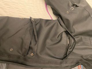 Chaqueta de moto negra le faltan los protectores