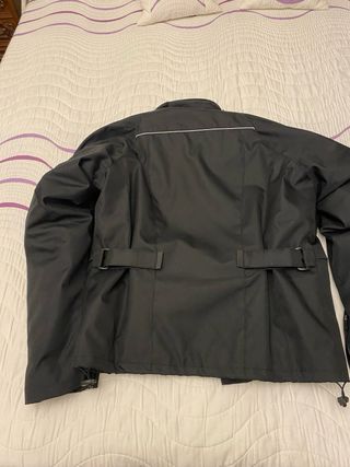 Chaqueta de moto negra le faltan los protectores