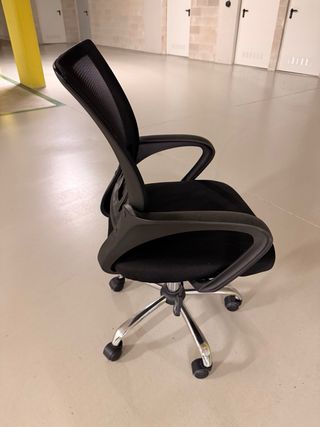 Silla de oficina ergonómica negra.