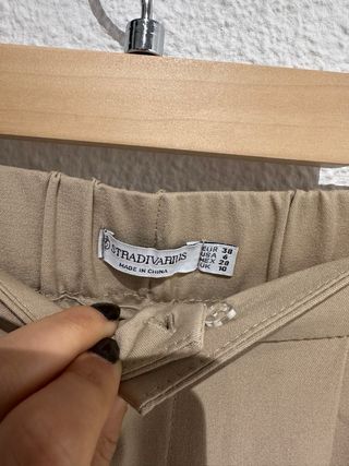 Pantalón de pinzas Stradivarius beige