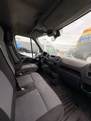 ¡Averiada! Furgoneta Renault Máster del 2013.