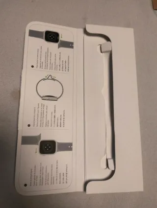 Caja Apple Watch vacía con una correilla sin estre