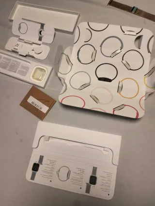 Caja Apple Watch vacía con una correilla sin estre