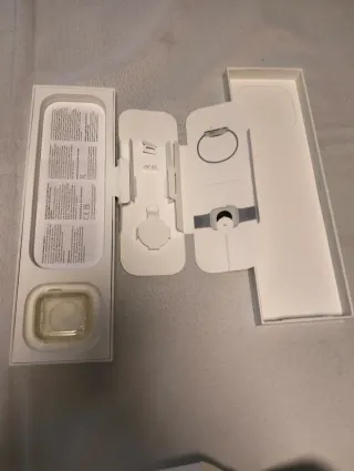 Caja Apple Watch vacía con una correilla sin estre