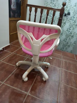 Silla de escritorio rosa y blanca