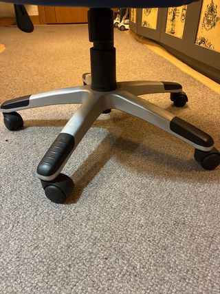 Silla giratoria azul y roja.