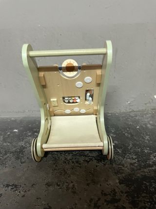 Andador infantil de madera