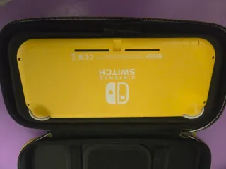 Nintendo Switch Lite Amarilla + Funda Zelda