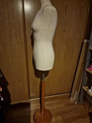 Maniquí de mujer beige con base de madera