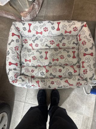 Cama para perro con estampado de huesos