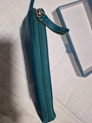 Cartera de piel color turquesa