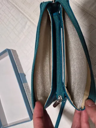 Cartera de piel color turquesa