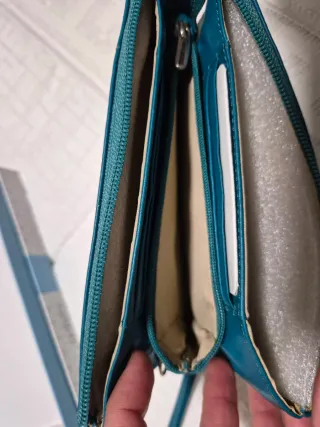 Cartera de piel color turquesa