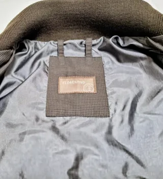 Chaqueta acolchada marrón con cremallera