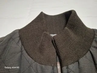 Chaqueta acolchada marrón con cremallera