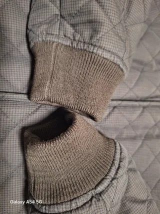 Chaqueta acolchada marrón con cremallera