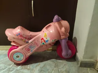 Moto infantil rosa Disney Princesas