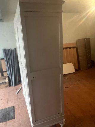 Armario vintage blanco con espejo