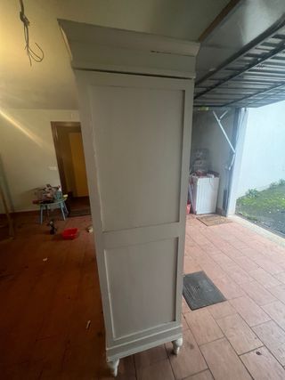 Armario vintage blanco con espejo