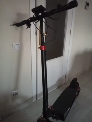 Patinete eléctrico negro