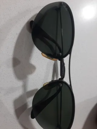 Gafas de sol Ray-Ban negras y verdes