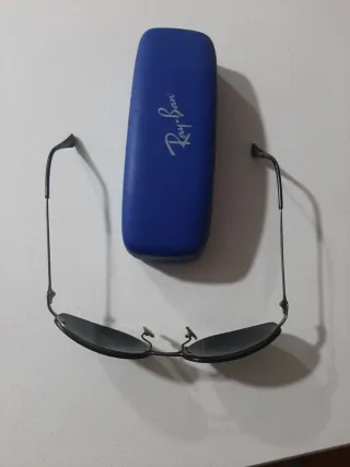 Gafas de sol Ray-Ban negras y verdes