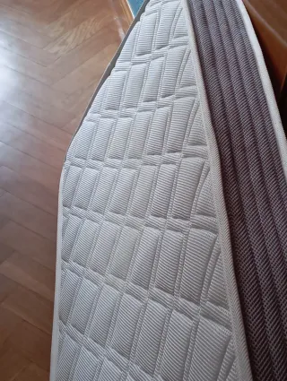 Cuna con colchón, protector y edredón