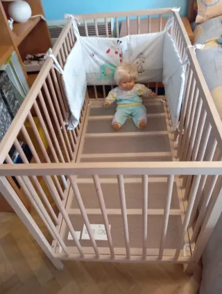 Cuna con colchón, protector y edredón