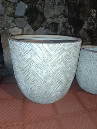 Set de 3 jardineras de resina.