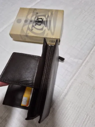 Cartera de piel marrón