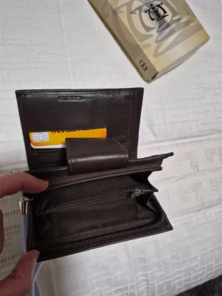 Cartera de piel marrón