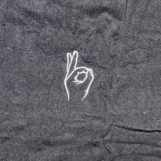 T-shirt nera con disegno mano OK XXL