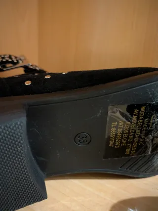 Botines negros con tachuelas y hebilla