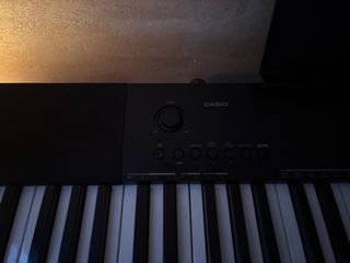 Piano digital con soporte y banqueta