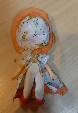 Boneca antiga com vestido floral