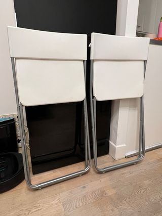 2 Sillas Plegables Blancas y Plateadas