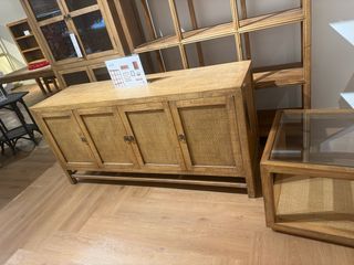 Aparador de madera con ratán y cristal De el corte