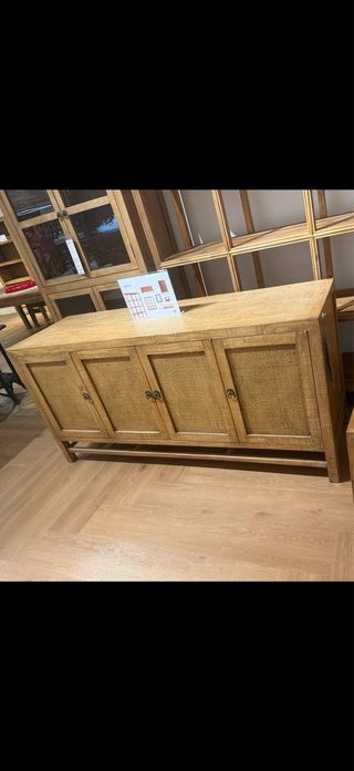 Aparador de madera con ratán y cristal De el corte