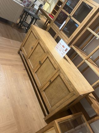 Aparador de madera con ratán y cristal De el corte