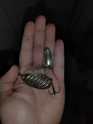 Caja de pesca con señuelos y vinilos depredador