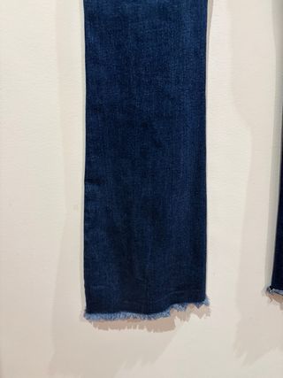 Pantalón vaquero campana abierto. De Renatta&Go